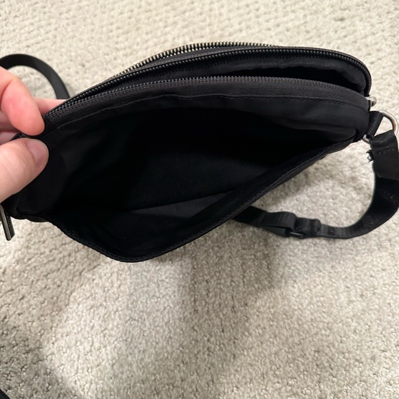 Lululemon everywhere crossbody bag 2L black metal hardware - Picture 8 of 9